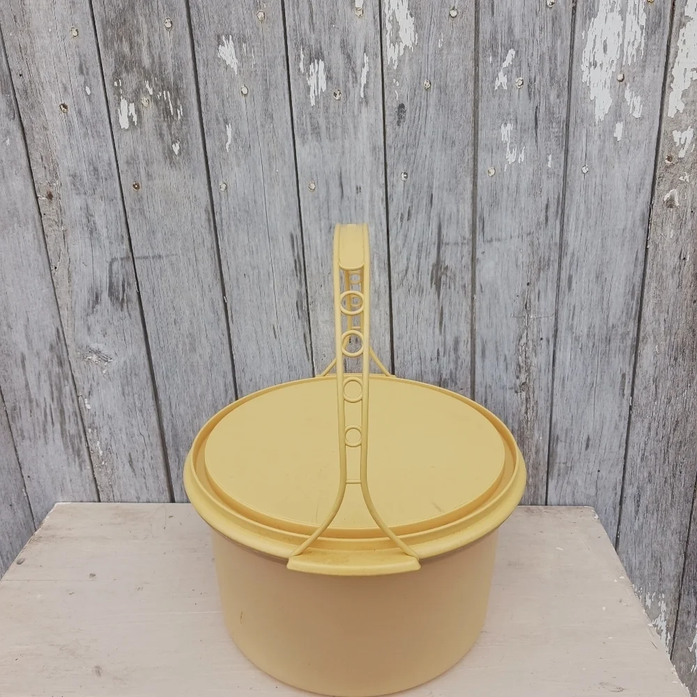 VTG Tupperware Cake Carrier Round With Handle and Lid Harvest Gold